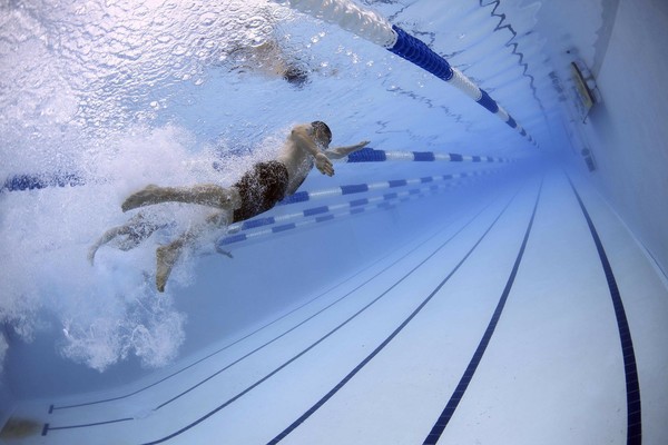 최근 지상 스포츠뿐만 아니라 수영 도중에도 이용할 수 있는 AR 수경이 새롭게 등장했다. (출처: Pixabay)