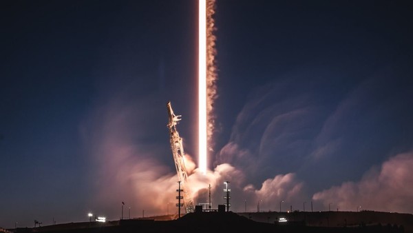 스페이스X가 50개의 스타링크 위성을 탑재한 팔콘9(Falcon 9) 로켓을 성공적으로 발사했다. (출처: 스페이스X)