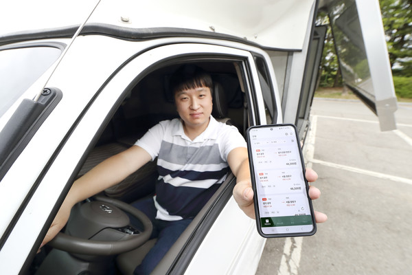 차주가 브로캐리 스마트폰으로 브로캐리 2.0을 이용하는 모습 (출처: KT)