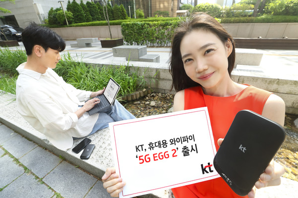 KT가 5G를 지원하는 휴대용 와이파이 ‘5G EGG 2’를 출시한다고 22일 밝혔다. (출처: KT)