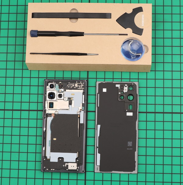 갤럭시 자가 수리 도구와 갤럭시 S22 울트라 제품 (출처: 삼성전자)